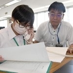 兵庫県教育委員会職員（右）から電話の応対について学ぶ長山陽菜さん＝県庁