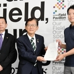 斎藤元彦知事（右）に要望書を手渡す県市長会長の門康彦淡路市長（中央）と副会長の上崎勝規洲本市長＝兵庫県庁
