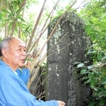 境内の石碑「関東震災横死供養之碑」について説明する安楽寺の内海裕隆住職＝加古川市志方町細工所