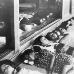 集団疎開で寺を宿舎にする児童ら（１９４４年ごろ）