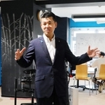 尼崎市立ユース交流センターなどを視察し、利用者らと語り合う泉健太立憲民主党代表＝同市若王寺２