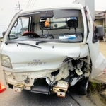 女性の夫が乗っていた軽トラック。ガードレールにぶつかる事故でバンパーが大破していた（丹波署提供）