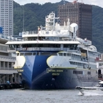 神戸ポートターミナルに寄港した「ナショナル・ジオグラフィック・レゾリューション」＝２５日午後、神戸市中央区新港町