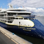 神戸ポートターミナルに寄港した「ナショナル・ジオグラフィック・レゾリューション」＝２５日午後、神戸市中央区新港町