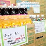 賞味期限と参考価格を記した値札。捨てないためにどんどん下げる