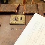 「Ｈ．Ｍ．」のイニシャルのあるカメラケースと震災撮影の来歴を記した便箋（コピー）