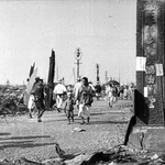 「大正拾弐年九月一日　猛火と屍の東京を踏みて」（１９２３年）より、焼け跡に残る吉原大門の柱と吉原病院の門