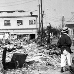 「大正拾弐年九月一日　猛火と屍の東京を踏みて」（１９２３年）から、壊滅した浅草六区の劇場街（国立映画アーカイブ、国立情報学研究所制作「関東大震災映像デジタルアーカイブ」より）