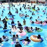 たくさんの来園者でにぎわう屋外プール＝２６日午前、神戸市東灘区向洋町中８