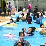 大勢の来園者でにぎわう屋外プール＝２６日午前、神戸市東灘区向洋町中８、デカパトス