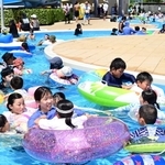 大勢の来園者でにぎわう屋外プール＝２６日午前、神戸市東灘区向洋町中８、デカパトス