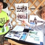 強制労働の展示に取り組むウルジートグトフさん（左）と近彩さん＝いずれもモンゴル・ウランバートル市内（撮影・後藤　剛）