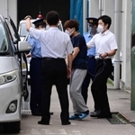 送検のため、捜査車両に乗り込む穂坂大地容疑者＝６月２４日午前、神戸市西区糀台５、神戸西署