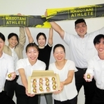 「籠谷」のアスリート向けカステラ「＋ＣＡＳＴＥＬＬＡ」をＰＲする陸上競技部の選手たち＝高砂市荒井町御旅２