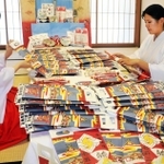 子どもたちの健康を祈り、千歳飴の袋詰め作業に取り組む巫女ら＝中央区下山手通１、生田神社