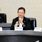 座談会の冒頭で発言する今西正男副市長（中央）と李相烈総領事（右）＝神戸市中央区港島中町６、神戸商工会議所