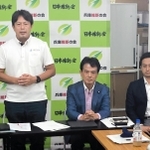 次期衆院選の兵庫８区からの立候補について決意を語る清水貴之参院議員（左）ら＝２８日午後、神戸市中央区北長狭通４