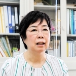 子どもへの声かけと話をゆっくり聴くことの大切さを強調する竹内志津香理事長＝尼崎市内