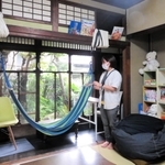 古民家を利用して運営するトロッコ。ハンモックに揺られたり、庭の緑を眺めたりできる＝明石市天文町１