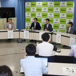 次期衆院選の兵庫８区に立候補を決めた日本維新の会の清水貴之参院議員（左から３人目）ら＝２９日午前、兵庫県庁（撮影・三津山朋彦）