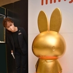高さ約１メートルのミッフィー。金箔５００枚を貼り付けている＝神戸市中央区明石町、大丸神戸店