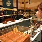 ５６３２万円の脇差しなど、輝きを放つ金製品＝神戸市中央区明石町、大丸神戸店