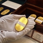 資産として分けやすく、人気の小判＝神戸市中央区明石町、大丸神戸店