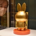 高さ約２０センチ、１１００万円のミッフィーの置物＝神戸市中央区明石町、大丸神戸店