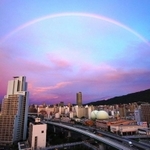 早朝、西の空に架かった虹のアーチ＝３１日午前５時半ごろ、神戸市中央区（弓岡武志さん提供）