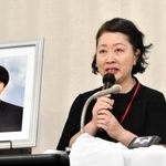 会見で息子の高島晨伍さんについて語る母の淳子さん＝東京・霞が関の厚生労働省