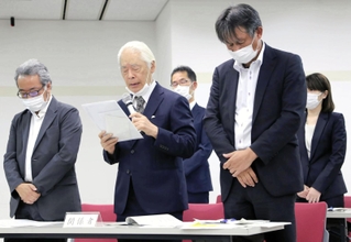 事件について初めて公の場で謝罪する聖和錦秀会の種子田護理事長（中央）ら＝神戸市中央区八幡通４、三宮研修センター