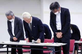 事件について初めて公の場で謝罪する聖和錦秀会の種子田護理事長（中央）ら＝神戸市中央区八幡通４、三宮研修センター