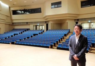 新たな客席シートの色は明るいブルーに。「神戸の海をイメージした」と話す清水暖支配人＝神戸市中央区浪花町