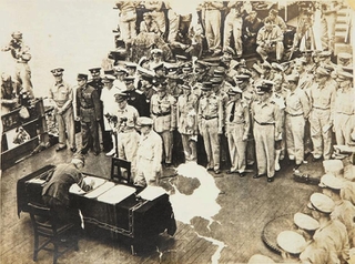 米戦艦ミズーリ号上で、日本軍の代表として降伏文書に署名する梅津美治郎参謀総長＝１９４５年９月２日（国立公文書館蔵）