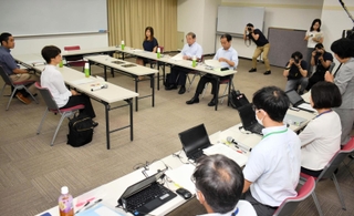 学識者らによる検証委員会の初会合＝２日午後、神戸市中央区八幡通４