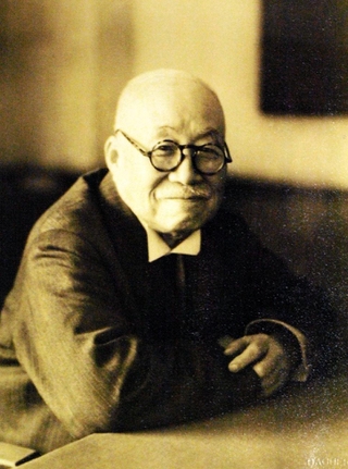 小寺謙吉。１９４９年に神戸市長室で撮影された（三田学園提供）