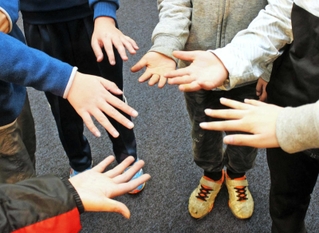 神戸ではほぼ絶滅したとみられる「うらおもて」。手のひらの向きでチームを分ける＝神戸市中央区東川崎町１