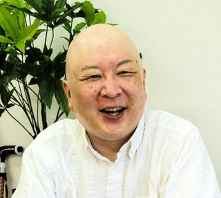 「食卓を囲む際には家族でいろんな話をすることを心がけている」。膵臓がんになったことで家族への向き合い方が変わったと語る三木啓義さん＝神戸市中央区
