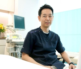 「保険の適用範囲が広がり、金銭的にも治療が受けやすくなっている」と話す江夏徳寿院長＝神戸市中央区三宮町１、英メンズクリニック