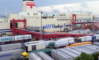 出航前のフェリーに続々と入っていくトラック＝神戸市東灘区向洋町東３（撮影・風斗雅博）