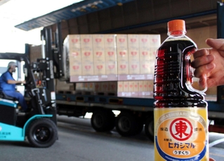 コンテナに積み込まれるしょうゆや調味料類。環境に優しい鉄道輸送を使い、全国に運ばれる＝たつの市龍野町富永、ヒガシマル醤油