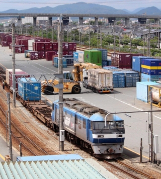 コンテナが発着する貨物駅。トラックに比べ環境に優しい鉄道輸送に、脱炭素への期待がかかる＝姫路市別所町別所、ＪＲ姫路貨物駅