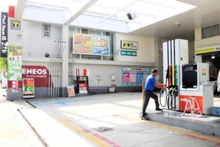 価格高騰で販売数量が減るガソリンスタンド。この日この店舗ではレギュラーが１リットル当たり１８６円だった＝１日午後、神戸市東灘区田中町１