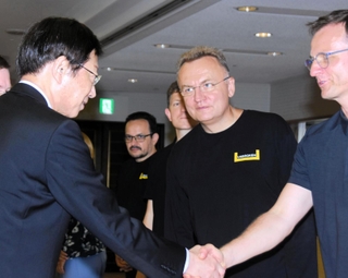 久元喜造市長（左）と面会するアンドリー・サドビー市長（中央）ら＝神戸市役所