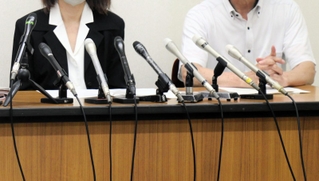 建設アスベスト給付金制度を巡り、申請対象者の範囲外として給付を受けられないとして国家賠償請求訴訟を提訴した女性（左）＝６日午後、神戸市中央区多聞通２