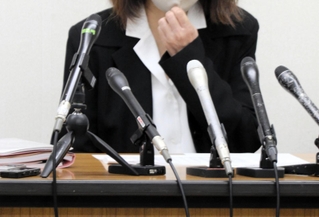 建設アスベスト給付金制度を巡り、申請対象者の範囲外として給付を受けられないとして国家賠償請求訴訟を提訴した女性＝６日午後、神戸市中央区多聞通２