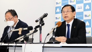 第三者委員会の最終報告について会見で受け止めを語る上崎勝規市長（右）と浜辺学副市長＝洲本市役所（撮影・西竹唯太朗）