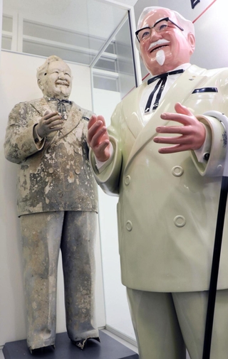 修復後は「幸福の象徴」として日本ＫＦＣホールディングス関西オフィスに保管されている再生カーネル像（左）と通常のカーネル像＝大阪市福島区