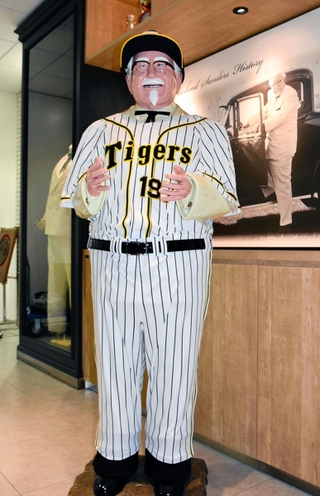 阪神のユニホーム姿のカーネル像（日本ＫＦＣホールディングス提供）