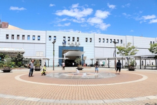 バスロータリー化が計画されている新長田駅前広場。夏場は水が噴き上がり、子どもたちが遊ぶ姿も見られる＝神戸市長田区若松町４